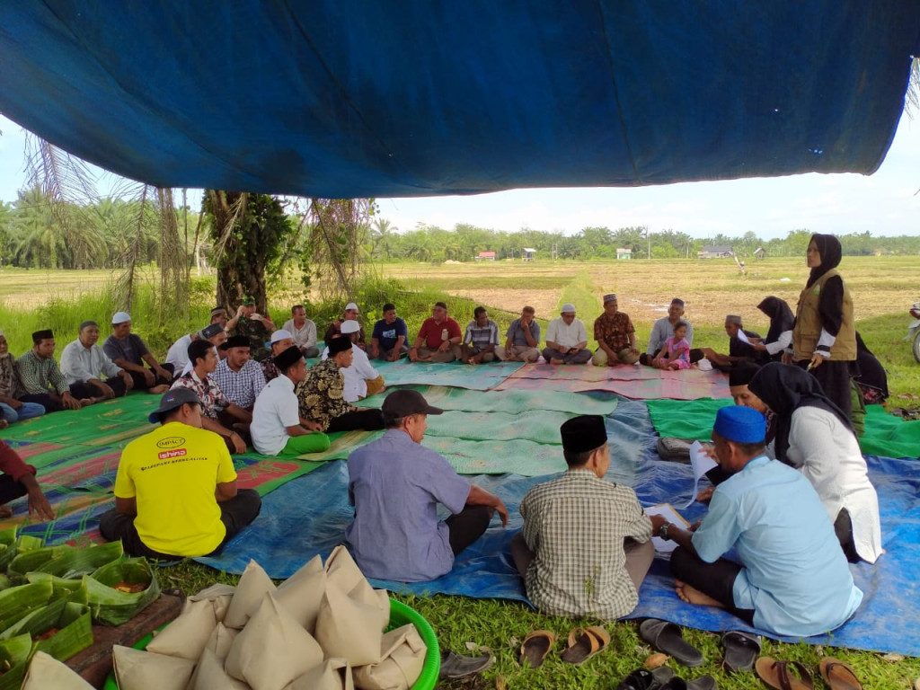 FOTO KEGIATAN KENDURI BLANG PADA TAHUN 2023 DI PINGGIRAN SAWAH DUSUN KELUARGA