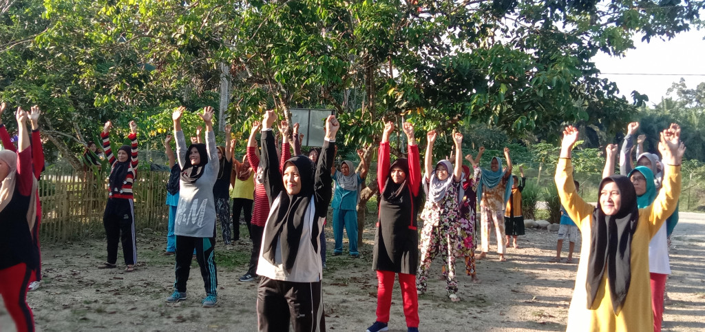 FOTO KEGIATAN SENAM RUTIN IBU-IBU PKK DAN KADER KESEHATAN 